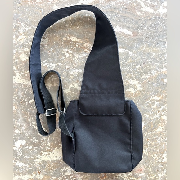 Nike | Unisex black crossbody bag, front snap flap, adjustable strap, pocket, OS - Picture 4 of 13